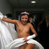 радостная голая невеста
