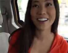 Секс с красивой азиаткой в машине